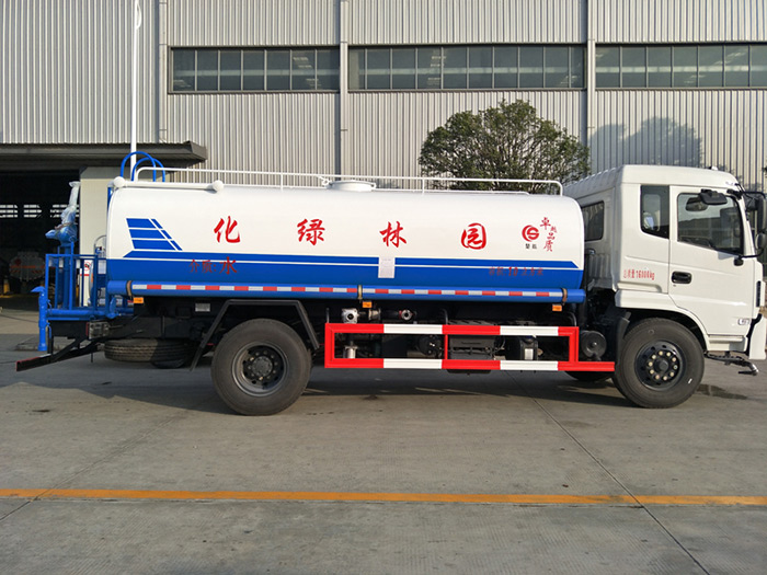 東風專用底盤灑水車