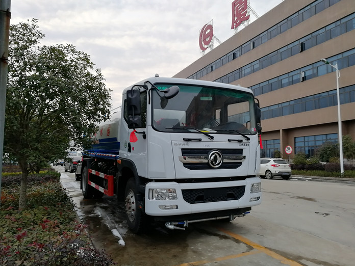 東風多利卡D9灑水車