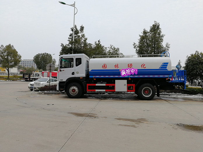 東風多利卡D9灑水車