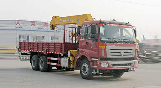 歐曼后雙橋隨車(chē)起重運(yùn)輸車(chē)